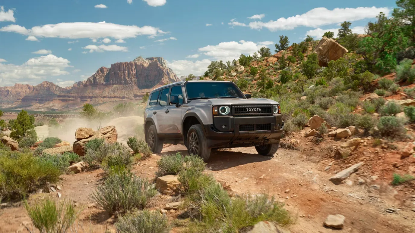 2025 Toyota Land Cruiser off-road hybrid SUV design
